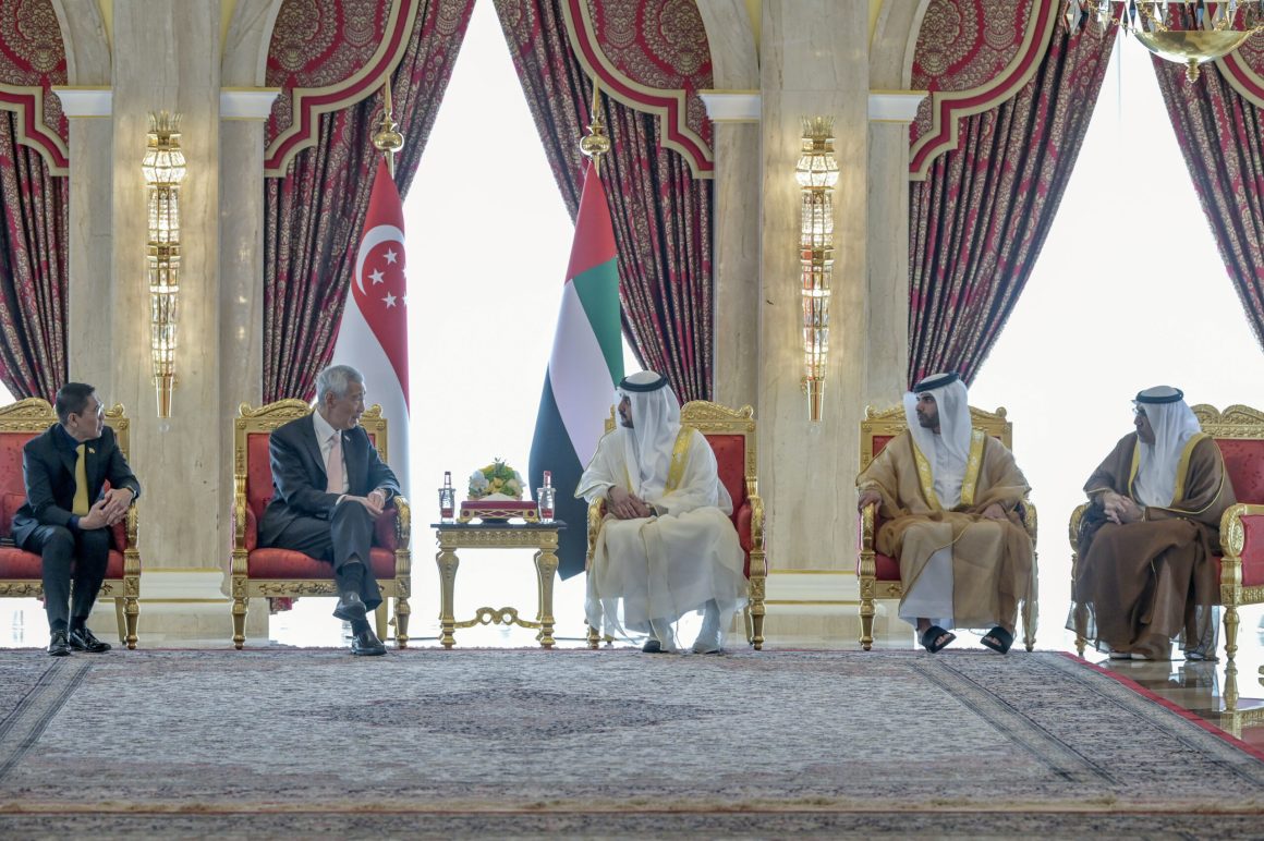 Maktoum bin Mohammed meets with Prime Minister of Singapore and explores ways to strengthen bilateral relations