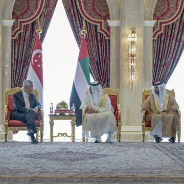 Maktoum bin Mohammed meets with Prime Minister of Singapore and explores ways to strengthen bilateral relations