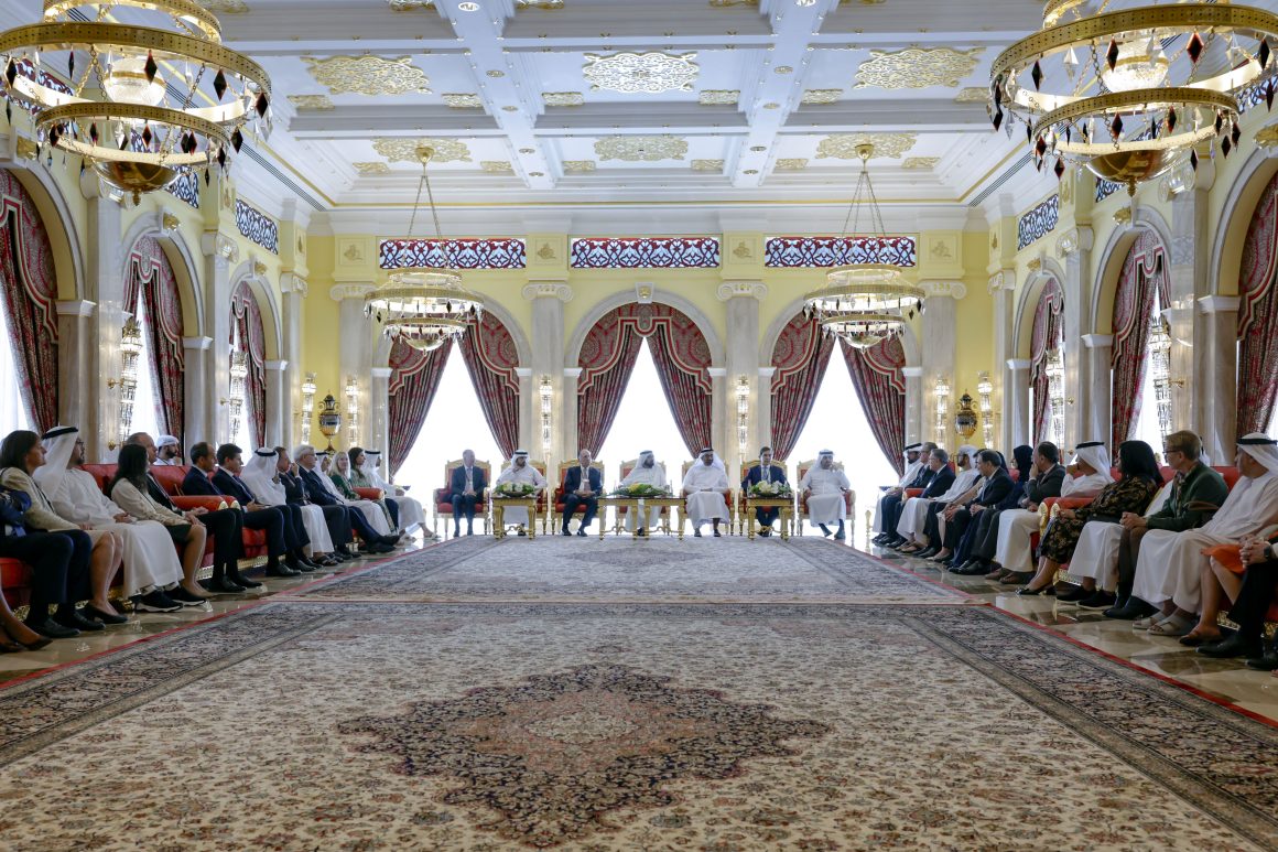 Mohammed bin Rashid meets with global banking leaders participating in the 2023 International Monetary Conference