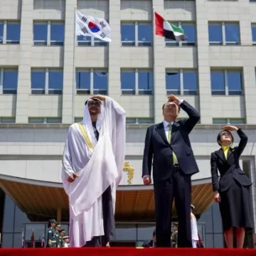 Korean President hosts official reception for UAE President